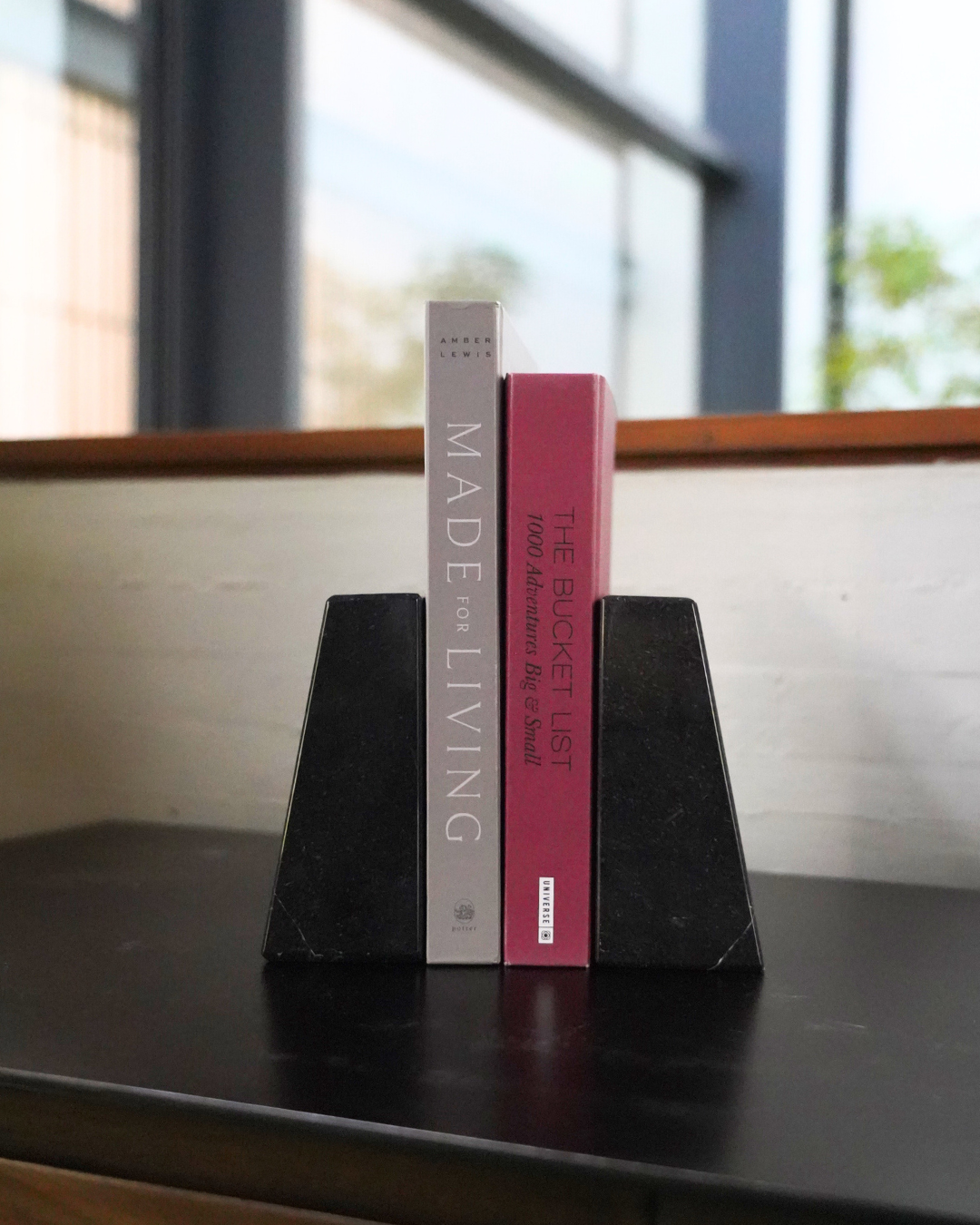 Sujetalibros en Mármol Negro