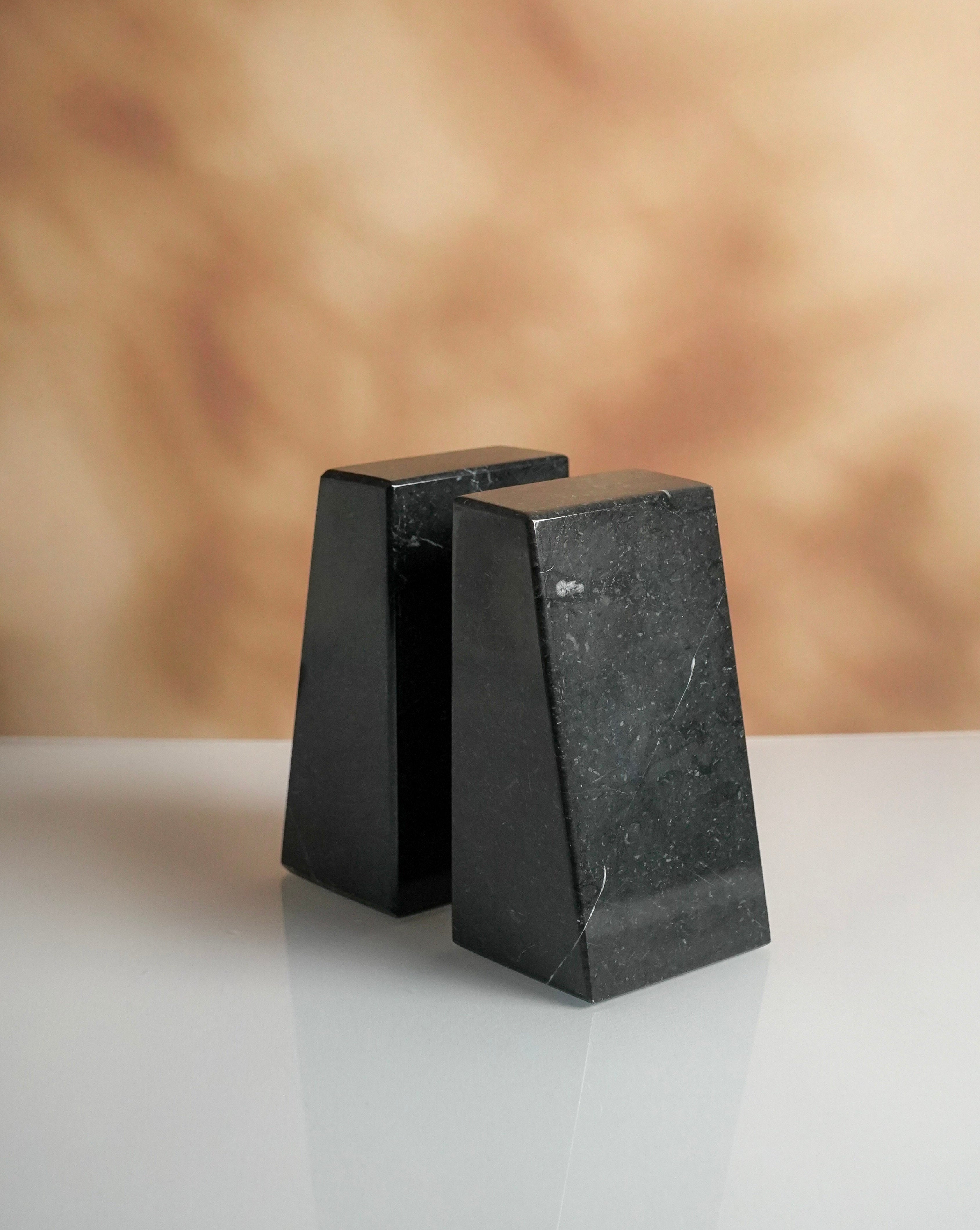 Sujetalibros en Mármol Negro